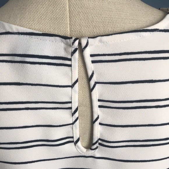 Whowhatwear  cream striped bell short sleeves back closure cropped top size L - Picture 4 of 10